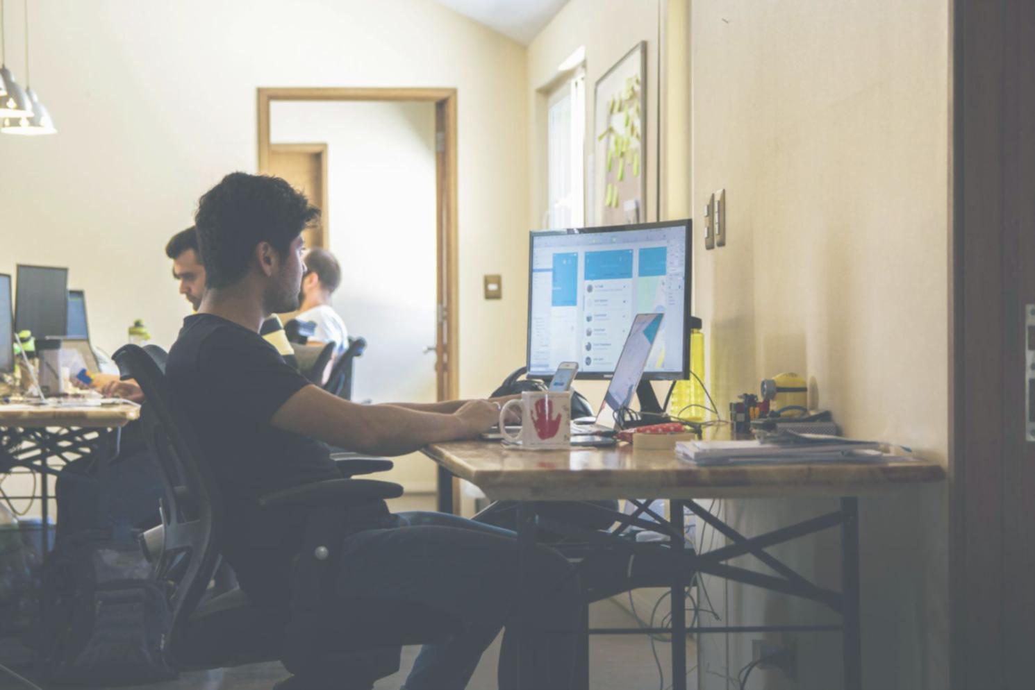 Profesionales trabajando en análisis financiero avanzado