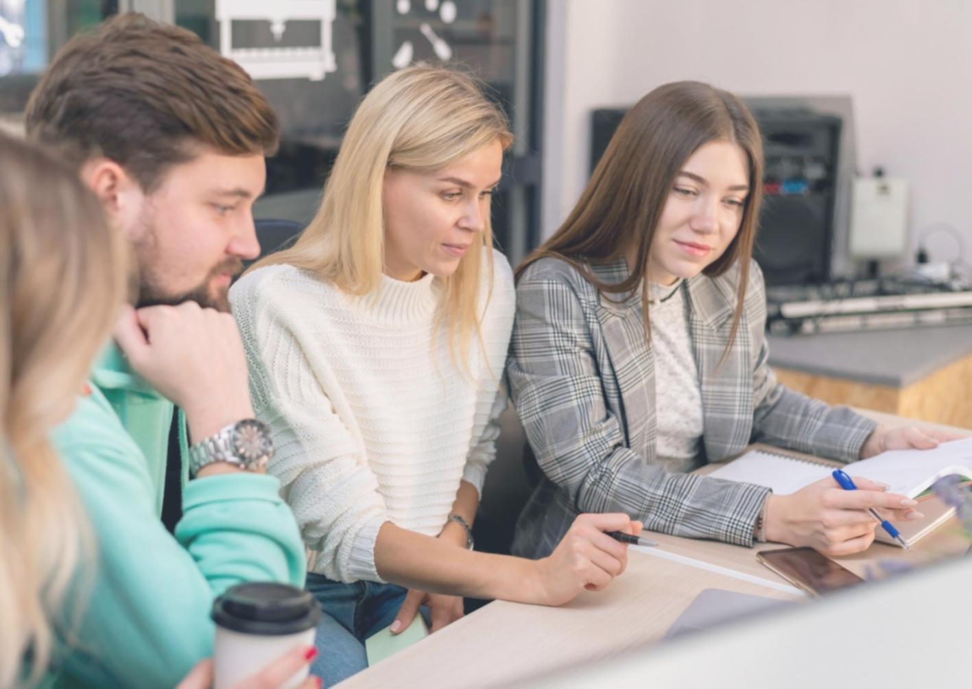 Estudiantes trabajando en análisis financiero